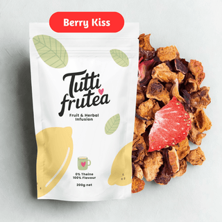 Sachet vrac 200g infusion bio Berry Kiss, mélange gourmand de morceaux de fraises, framboises et baies rouges.