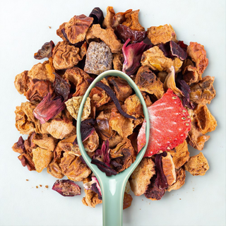 Sachet vrac 200g infusion bio Berry Kiss, mélange gourmand de morceaux de fraises, framboises et baies rouges.