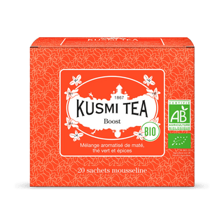 Boîte orange de 20 sachets mousseline Kusmi Tea Boost Bio, mélange dynamisant thé vert, maté, cannelle et gingembre.