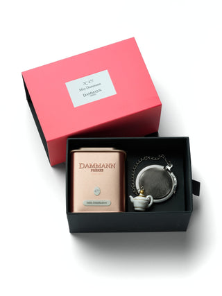 Coffret Miss Dammann Dammann Frères – Thé Vert Aromatisé 50g & Boule à Thé Collector - Coffret - DAMMANN FRÈRES - Tuttifrutea.com