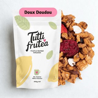 Sachet 200g infusion bio Doux Doudou, mélange de fruits rouges et vanille sans théine pour une boisson réconfortante.