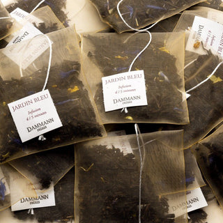 Boîte de 25 sachets Cristal Dammann Frères Jardin Bleu, thé noir parsemé de pétales de bleuet et d'hélianthe.